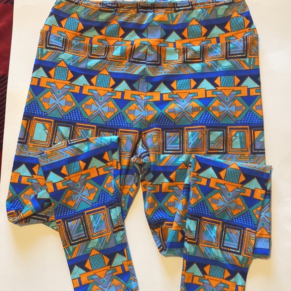 Four pair LuLaRoe leggings. All are size tall and curvy - Picture 8 of 9